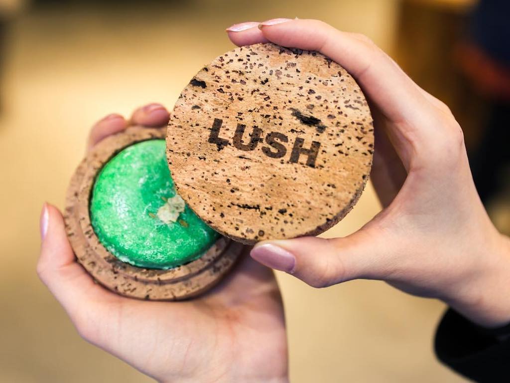 在消费者需求的推动下，Lush 推出全球第一款「负碳排」包装